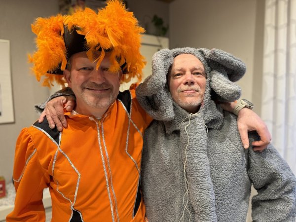 Henrik Eichler (links) und Uwe Rottmann sind für jeden Spaß zu haben. Sie wollen den Karneval mit Liederheim noch weiter nach vorne bringen. - © Sandra Castrup