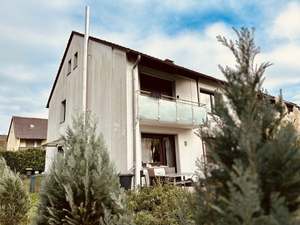 Diese Doppelhaushälfte eines Zweifamilienhauses in Heepen wird versteigert. - © Stefan Becker