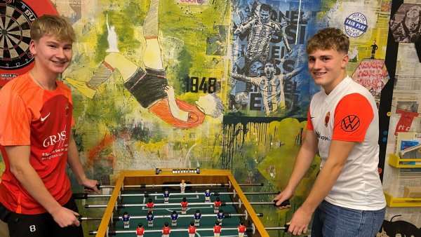 Lasse Weise (links) und Emil Freitag stehen am Kickertisch. - © Sebastian Lucas