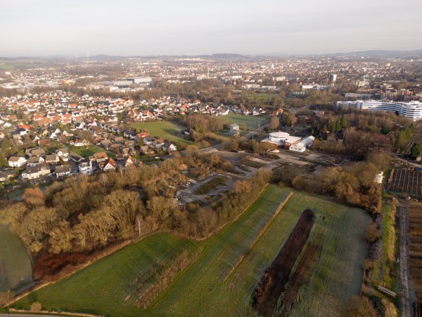 Das Foto zeigt das Gelände des ehemaligen Betonwerks Sander aus der Vogelperspektive. Die Erschließungsarbeiten für das neue nachhaltige Gewerbegebiet laufen bereits auf vollen Touren. Eine neue Kita soll in der Nähe ebenfalls entstehen. - © Torben Gocke,Stadt Detmold