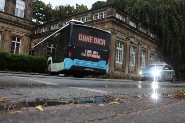 Das Wendemanöver dieses Stadtbusses vor der Musikhochschule hat offenbar nicht funktionert. - © Janet König