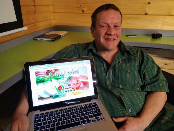 Jörg Wilutzky hat "Lippe kauft regional" vor etwas mehr als einem Jahr aus der Taufe gehoben. Nun soll die Plattform einen eigenen Hofladen bekommen - in Kooperation mit Lara Siebrasse, die in Humfeld als Obstretterin bekannt ist. - © Yvonne Glandien