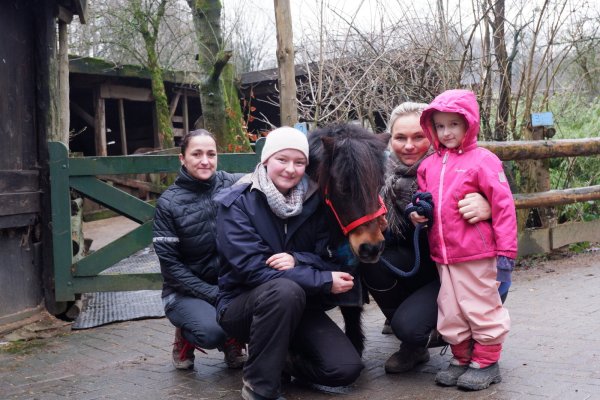 Sabrina Müller-Zetzsche (links), Tochter Frieda (rechts), Matilda Wagner (weiter von links) und Helen Jolly mit Pony "Nala", dem es letztlich zu verdanken war, dass der Brand am frühen Morgen entdeckt wurde. - © Lorraine Brinkmann