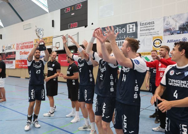Tim Suton präsentiert den Pokal, weiter vo links: Frederik Simak, Leve Carstensen, Bobby Schagen, Samuel Zehnder. - © Paul Coihen