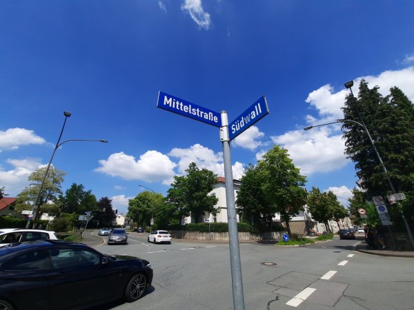 Ein Kreisverkehr oder eine Ampel können an der Kreuzung Potthof/Mittelstraße/Südwall für Entlastung sorgen. Eine abknickende Vorfahrtsregelung ist hingegen nicht praktikabel. Das ergab die Voruntersuchung zur Umgestaltung dieses Verkehrsbereiches. - © Michaela Weiße