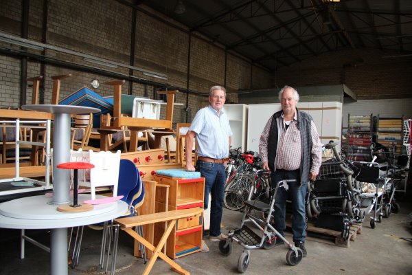 Jürgen Wattenberg (rechts) und Teamkollege Hubertus Sprick sichten die Spenden in einer der Lagerhallen. - © Katrin Kantelberg