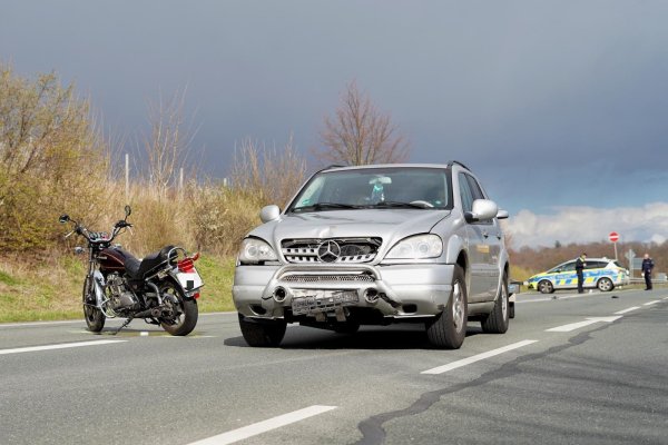 Zeugen hatten das Motorrad nach dem Unfall wieder aufgestellt. Der Fahrer wurde durch den Zusammenprall mit dem Mercedes schwer verletzt. - © Freitag Medien Gruppe/Stock