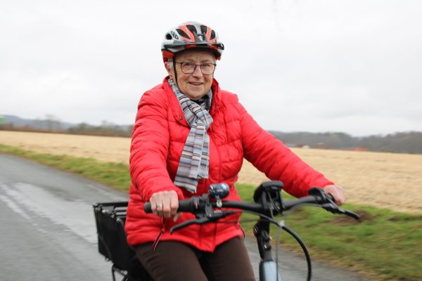 Immer in Bewegung und nie ohne Helm: Regina Schremmer (85) fährt auf ihrem E-Bike auch noch bis nach Bielefeld. Sie peilt in diesem Jahr ihr 61. Sportabzeichen an. - © Annika Langhagel