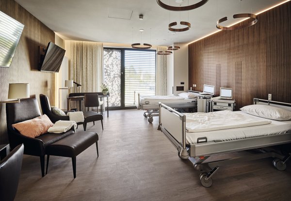 Ein Zweibettzimmer auf der Komfortstation, die notwendige Technik ist nahezu unsichtbar. - © Klinikum Lippe