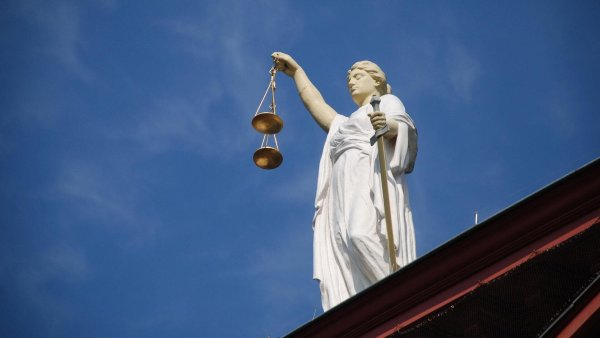 Das Verwaltungsgericht in Minden muss sich Ende Januar mit einer Klage vier lippischer Rechtsextremer befassen. Die Männer wollen gegen ihr verhängtes Waffenverbot vorgehen. - © Symbolbild: Pixabay