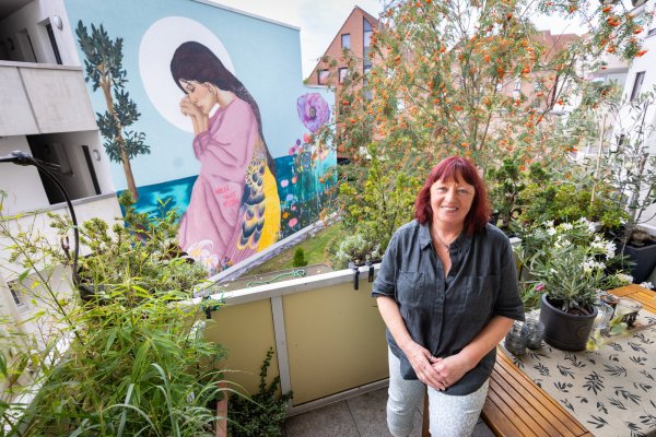 Gabriele Zeidler hat angestoßen, dass die Hauswand gegenüber ihrer Wohnung bemalt und besprayt wird. Das Werk der Künstlerin Lackschnute ist bereits weit fortgeschritten, aber noch nicht fertig. - © Niklas Tüns