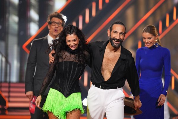 Die Entscheidung ist gefallen: Paola Maria aus dem Kreis Minden-Lübbecke tanzt mit Massimo Sinató. Im Hintergrund das bewährte "Let's Dance"-Moderatoren-Team Victoria Swarovski und Daniel Hartwich. - © Foto: RTL / Stefan Gregorowius