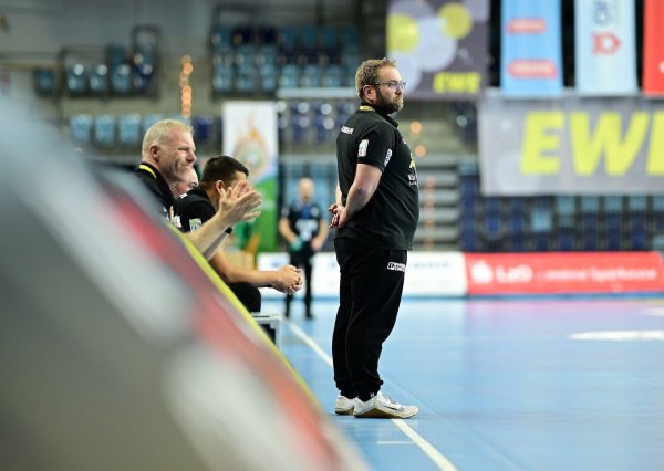 Blombergs Trainer Steffen Birkner, hier beim Spiel in Oldenburg, zieht eine positive Bilanz der ersten Bundesliga-Phase. - © Photo: Felix Schlikis/Lobeca.de
