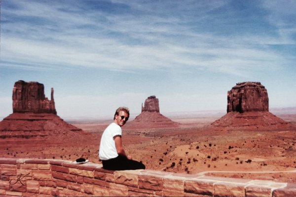 Beeindruckendes Panorama: Klaus Ottensmeier hat in den 1990er Jahren im Rahmen seines Jobs die ganzen USA bereist. Hier gönnt er sich eine kleine Pause im Monument Valley. - © Klaus Ottensmeier