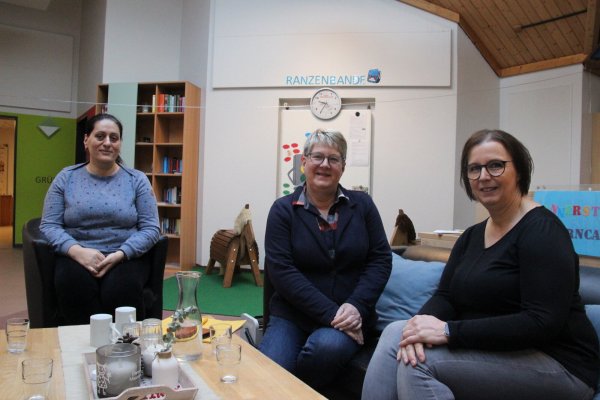 Familienbegleiterin Gabriele Heinowski (Mitte) unterstützt Eltern wie Rima Ismail (links) im AWO-Familienzentrum Moorstrolche bei Fragen rund ums Familienleben. „Moorstrolche“-Leiterin Tanja Markmann (rechts) schätzt dieses Angebot des Kreises. - © Kreis Lippe