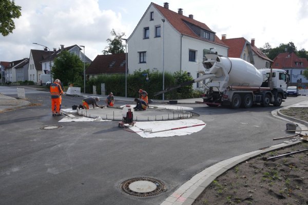 Durch einen Baufehler war die Mittelfläche des neuen Kreisverkehrs in Horn niveaugleich mit der Fahrbahn ausgeführt worden. Das musste nachträglich behoben werden. - © Archivfoto: Jost Wolf