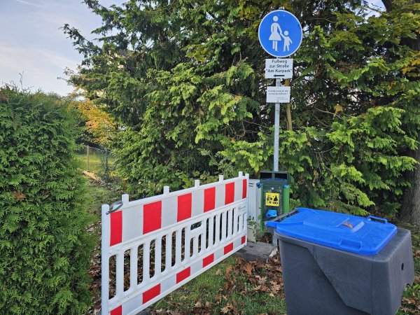 Diese Sperre, die eine Anwohnerin aufgestellt hat, ist rechtens, sagt das Gericht. Der Grasweg könne nicht als Fußweg gewertet werden. Die Stadt will das ändern, doch wann das passieren soll, dazu gibt es keine genaue Auskunft. - © Astrid Sewing