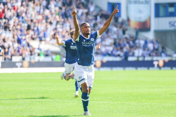 Spätes Glück: Isaiah Young reißt nach seinem Ausgleichstor für Arminia die Arme hoch. - © Oliver Krato