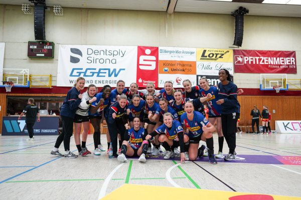 Die Erleichterung ist nach dem 31:30 in Bensheim bei den HSG-Spielerinnen nicht zu übersehen. - © Kornej Weibert