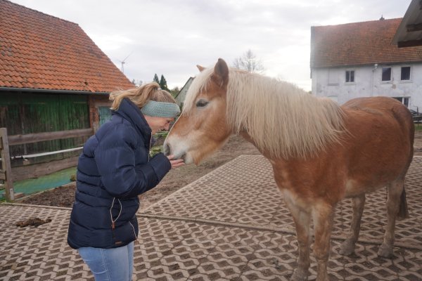 Reittherapeutin Celeste Pruß aus Lügde hat eine ganz besondere Weihnachtsaktion ins Leben gerufen. Sie schenkt drei Kindern Zeit mit ihren Pferden auf ihrem Hof in Biesterfeld. - © Michaela Weiße