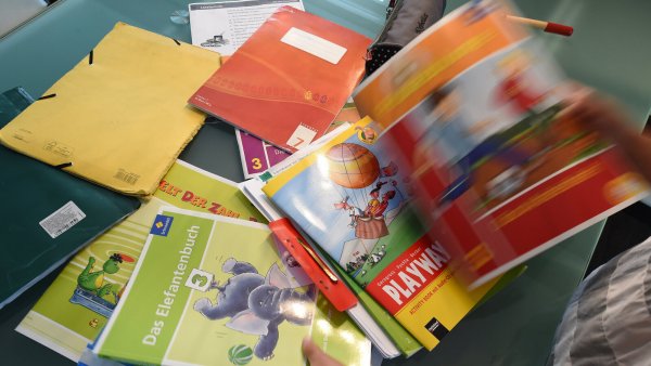 Alljährlich geben die Kommunen in Lippe fünf- bis sechsstellige Beträge für Schulbücher aus. Da ist es mehr als ärgerlich, wenn die Aufträge nicht in Lippe bleiben. Aber mitunter haben die Kommunen keinen Einfluss darauf. - © Holger Hollemann/dpa