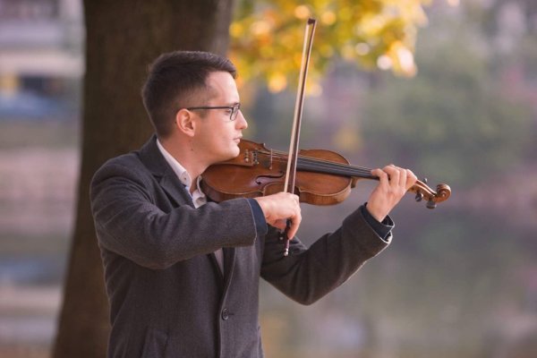 Seit seinem fünften Lebensjahr spielt Paul Darmits Violine. Deshalb spielt er heute auf einem sehr hohen Niveau. - © Bildrechte: Paul Darmits