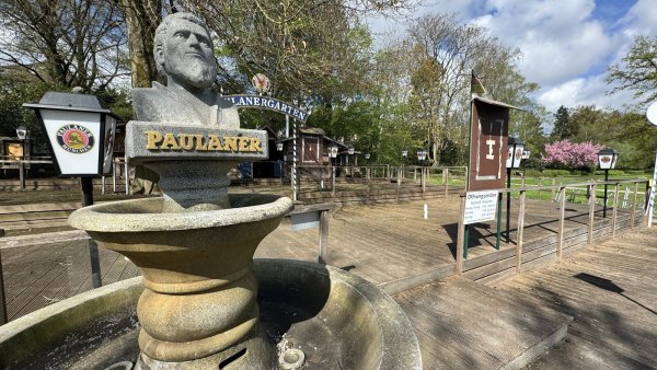 Der Paulaner-Biergarten am Kurparksee. - © Sven Kienscherf