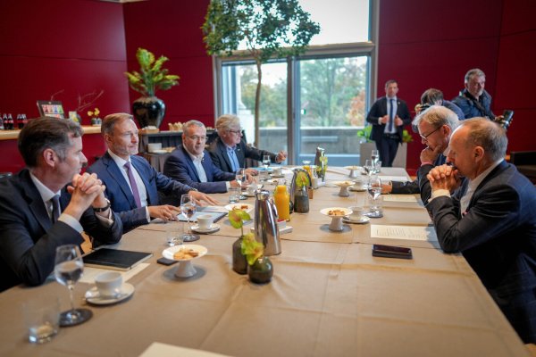 Finanzminister Christian Lindner (FDP, links in der Mitte) begrüßt Verbandsvertreter zu dem von ihm ausgerufenen Wirtschaftsgipfel. - © picture alliance/dpa