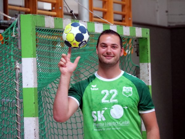 Karsten Neuser dreht den Ball Foto: Jörg Hagemann - © Jörg Hagemann