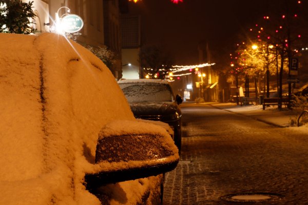 In Oerlinghausen hat LZ-Mitarbeiter Tim Freitag Sonntagnacht den ersten Schnee in Lippe fotografiert. - © Tim Freitag