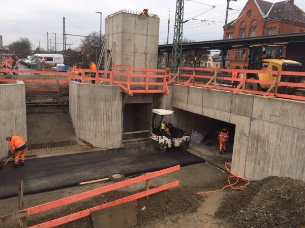 Das Foto zeigt die Arbeiten am Tunnel unter den Gleisen am Detmolder Bahnhof. - © Stadt Detmold