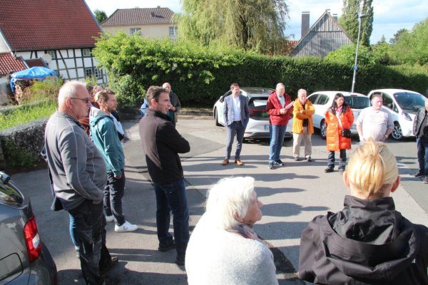 Mitglieder des Ausschusses für Verkehr und Sicherheit und dessen Vorsitzender Patrick Pauleickhoff (hinten Mitte) hören sich die Meinung der Anwohner zur Idee des SPD-Ortsvereins an, an dieser Stelle einen Rastplatz für Radwanderer zu schaffen. - © Dieter Asbrock