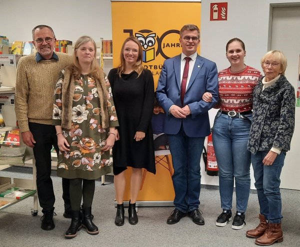 Klaus Landrock, Sabine Budde, Lisa Freude, Michael Biermann, Madeleine Biermann und Elisabeth Varnholt bei der Lesung des Fördervereins. - © Brigitte Herrmann.