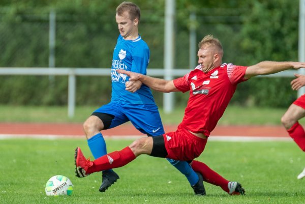 So resolut, wie Lukas Maca (rechts) im Kreispokalfinale gegen Jerxen zur Grätsche ansetzt, so entschlossen will der Blomberger SV die Spitze in der Fußball-Kreisliga A Detmold in Angriff nehmen. Foto: Egon Penner. - © Egon Penner