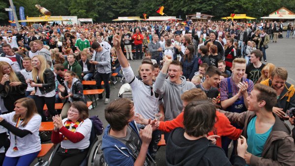 Bei diesem Rudelgucken, das Lemgo Marketing für ein Spiel der deutschen Nationalelf organisiert hatte, war der Regenstorplatz gut gefüllt. - © Archivfoto: Thomas Reineke
