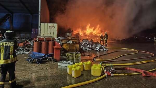 Auf dem Gelände eines Verwertungsbetriebs hat es am Samstagabend gebrannt. - © Löschzug Bösingfeld