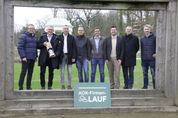 Ab sofort bis zum 2. Mai nehmen die Organisatoren des 14. AOK-Firmenlaufes Lippe Anmeldungen unter www.firmenlauf-lippe.de entgegen (von links): Björn Spisla (Bad Meinberger), Harald Schielke (Privat-Brauerei Strate Detmold), Dirk Tolkemitt (Bürgermeister Bad Salzuflen), Bernd Weber (Veranstalter vom Laufladen Endspurt), Thomas Scharenberg (Horstbrink & Partner), Matthias Wehmhöner (AOK-Serviceregionsleiter), Oliver Siekmann (Stadtmarketing Bad Salzuflen) und Johannes Dittmar (Stadtwerke Bad Salzuflen). - © AOK/hfr