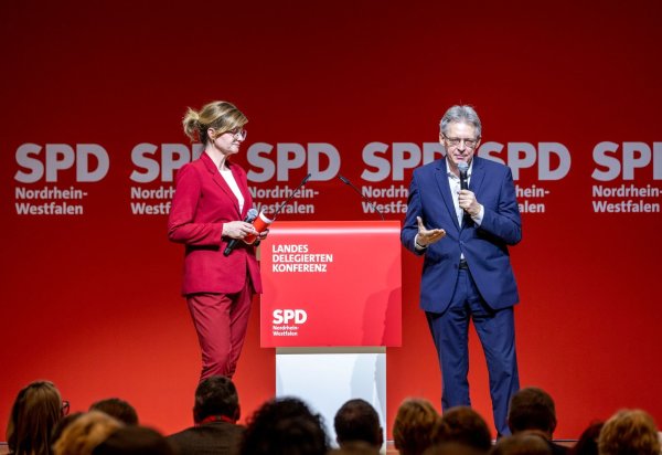 Die zwei SPD-Landeschefs Sarah Philipp und Achim Post haben die Delegiertenkonferenz in Essen eröffnet. - © Thomas Banneyer/dpa