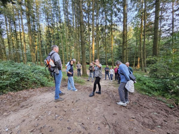 Ilka Beermann (Mitte) zeigte den Mitgliedern des Umweltausschusses die alte Strecke im Lagenser Stadtwald. Die wird wieder zurückgebaut. Auf der anderen Seite soll es eine Alternative für die Mountainbiker geben. - © Astrid Sewing