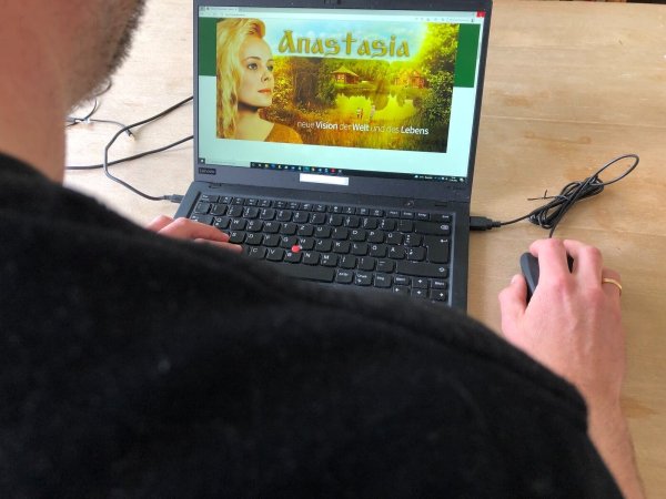 Im Netz finden sich verschiedene Seiten, die für die Anastasia-Bewegung werben. Experten halten die dahinterstehende Ideologie für antisemitisch und rassistisch. - © Sven Kienscherf