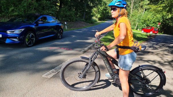 Hier die Straße vom Braunenkampsweg aus zu queren, ist bei der starken Befahrung der Hainbergstraße nicht ungefährlich. Der Kreis will jetzt hier Abhilfe schaffen, eine Querungshilfe bauen und die Radwegelücke Richtung Regelweg schließen. - © Marianne Schwarzer