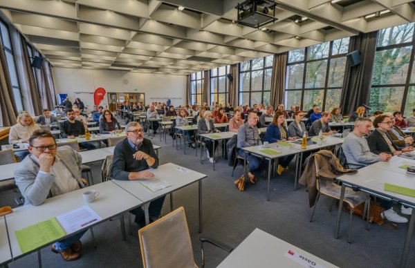 Teilnehmer der SPD-Regionalkonferenz in Bielefeld hören aufmerksam zu, während drängende Fragen zur zukünftigen Ausrichtung der Partei diskutiert werden. - © Andreas Zobe