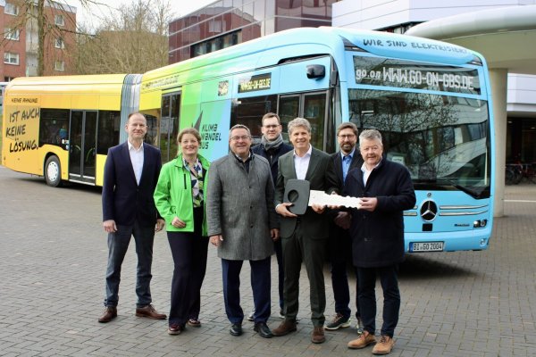 Übergeben den Schlüssel des Klima-Wandel-Busses an Go-on-Geschäftsführer Dirk Hänsgen (rechts) (von links): Jens Dilley (Mercedes), Dörte Pieper (Geschäftsführerin Naturpark), Landrat Dr. Axel Lehmann, Matthias Kalkreuter (Aufsichtsrat KVG), Robert Wilhelm (Leiter E-Mobility Daimler Buses) und Achim Oberwöhrmeier (Geschäftsführer KVG). - © Nina Schröder