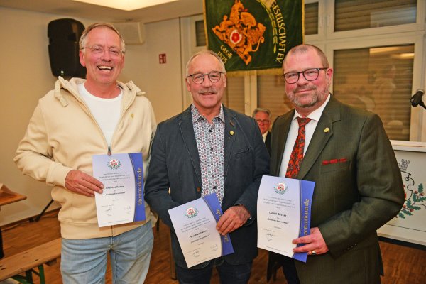 Freuen sich über die Ehrung zur 40-jährigen Mitgliedschaft (von links): Andreas Ramm, Stephan Helms und Daniel Becker. - © Nicole Ellerbrake