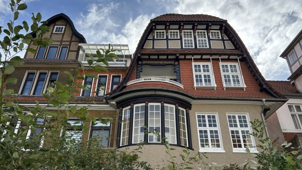 Die Fassade vom Gebäude Am Herforder Tor 9 (rechts im Bild) von Stefan Wiesekopsieker erstrahlt in neuem Glanz. - © Alexandra Schaller