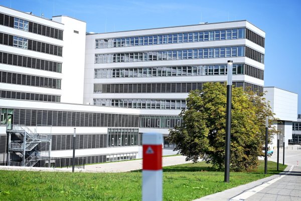 Neubau an der Uni Bielefeld: Studierende dort und an den anderen Hochschulen OWLs können sich vom Studienfonds unterstützen lassen. - © Barbara Franke