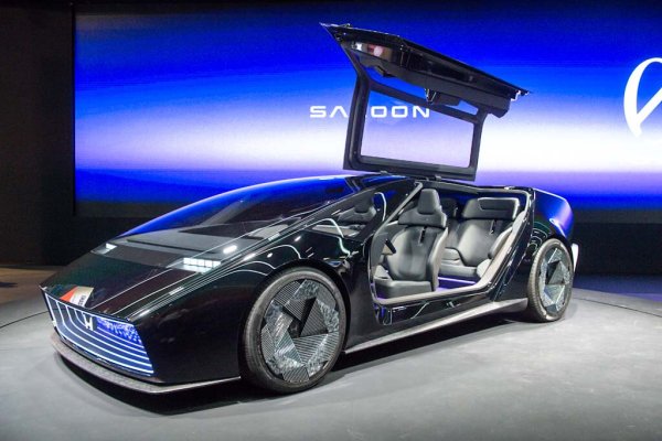 Das neu vorgestellte Konzeptauto "Saloon" für die Elektroauto-Reihe Honda Zero Series "Saloon" ist am Stand des japanischen Herstellers auf der Technik-Messe CES zu sehen. - © Andrej Sokolow/dpa