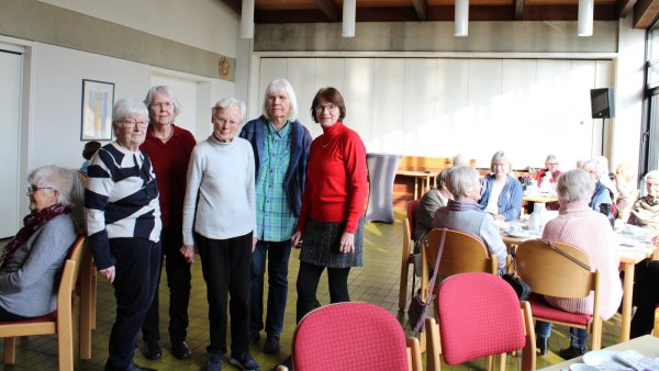 Gisela Kuhfuß (von links), Ursula Bergmann, Margret Zinnert, Magdalena Bruns und Marion Merz freuen sich über die ausgelassene Stimmung beim Frühstück für Alleinstehende. - © Chiara Wibbeke