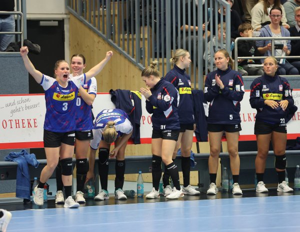 Die HSG Blomberg-Lippe mit Kapitänin Laura Rüffieux (links) stimmt sich auf die Rückrunde ein. - © Paul Cohen