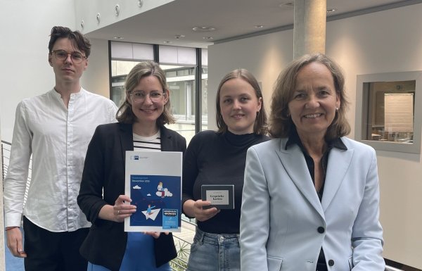 Gründer Vito Kahle, IHK-Existenzgründer-Referentin, Gründerin Lina Mohr und IHK-Hauptgeschäftsführerin Petra Piggerl-Radtke (v.l.). - © Carsten Heil